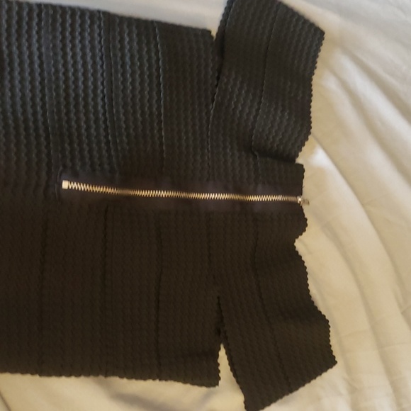 A crop top - Picture 2 of 2